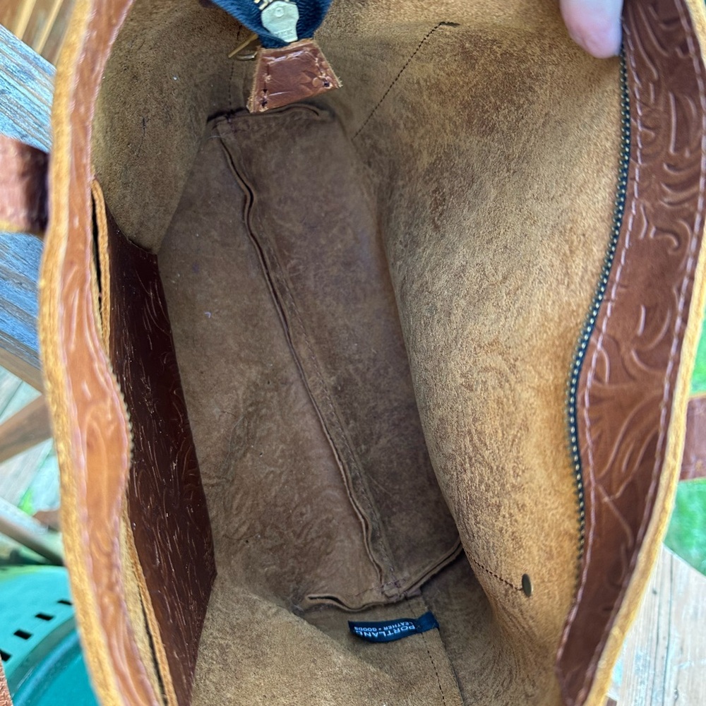 Medium Portland Leather Crossbody Tote in Meadow - Picture 3 of 4